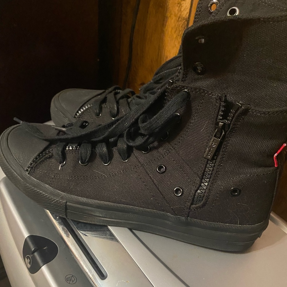High top Levi’s tennis shoes